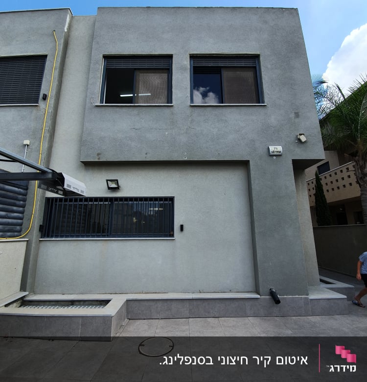 קיר חיצוני עם חלונות, צינור ופתח ניקוז